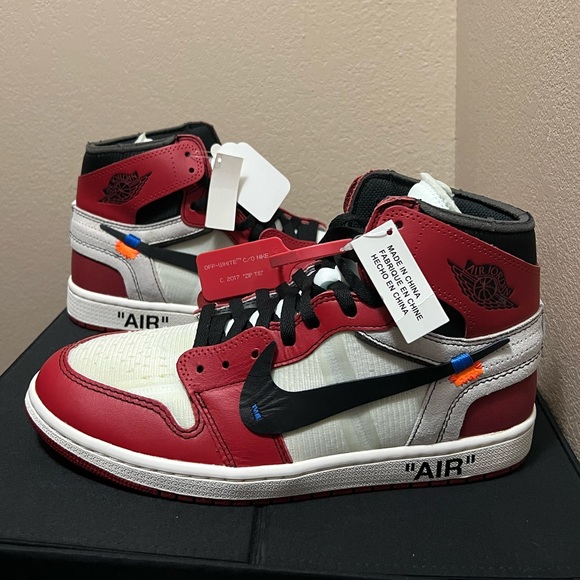 2017
Off-White x Air Jordan 1 Retro High OG 'Chicago' - Picture 2 of 7